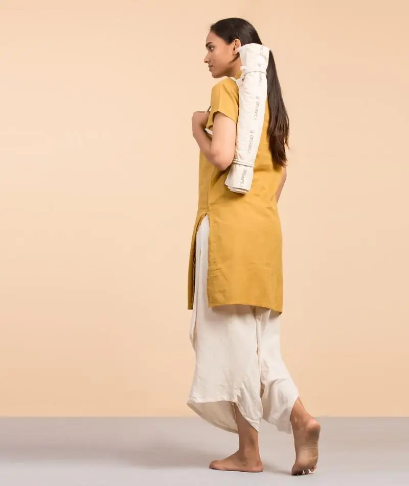 A model carrying the rolled mat on her shoulder
