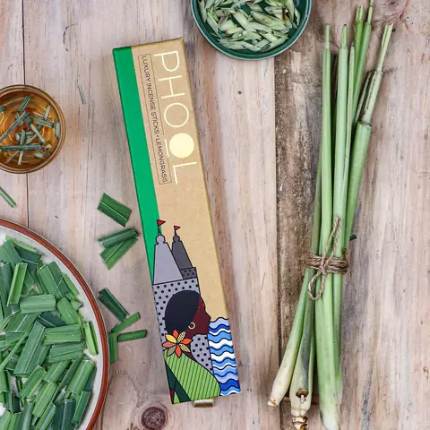 The citronella box with cut lemongrass