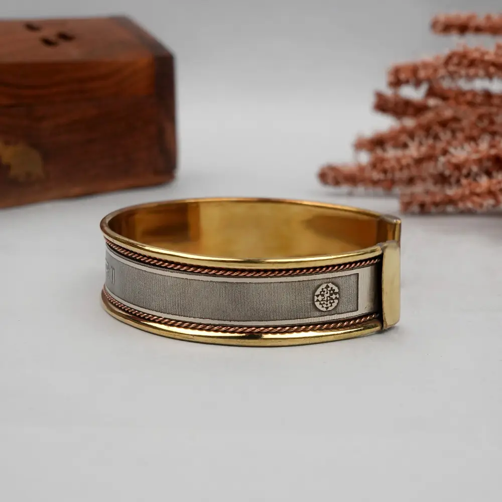 Side of the kada showing the twisted border