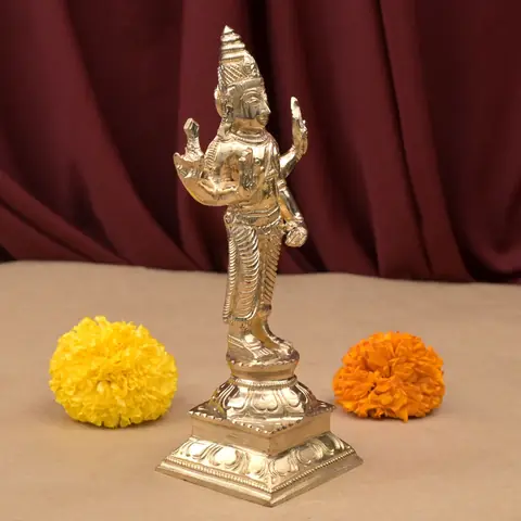 Idol seen from a three-quarter angle