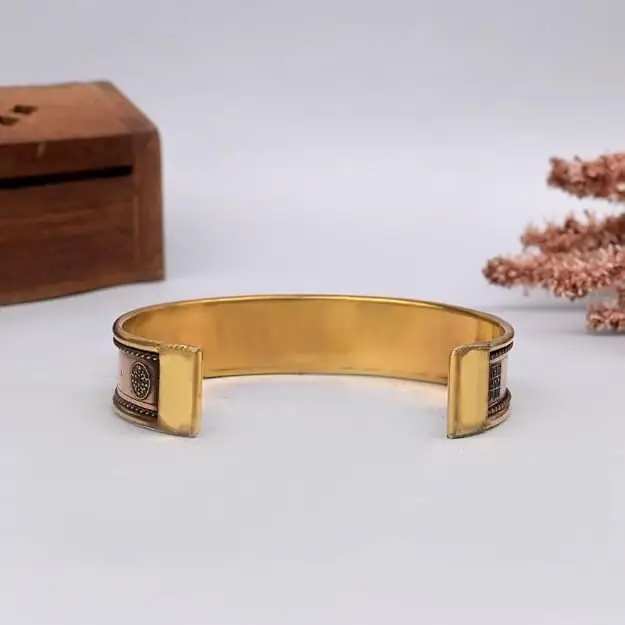 Inside of the cuff with the open ends