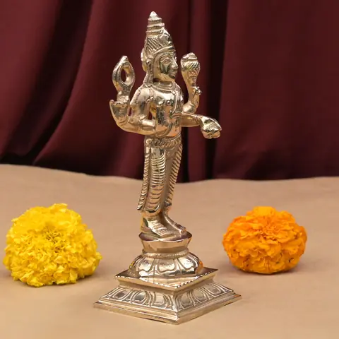 Idol seen from a three-quarter angle
