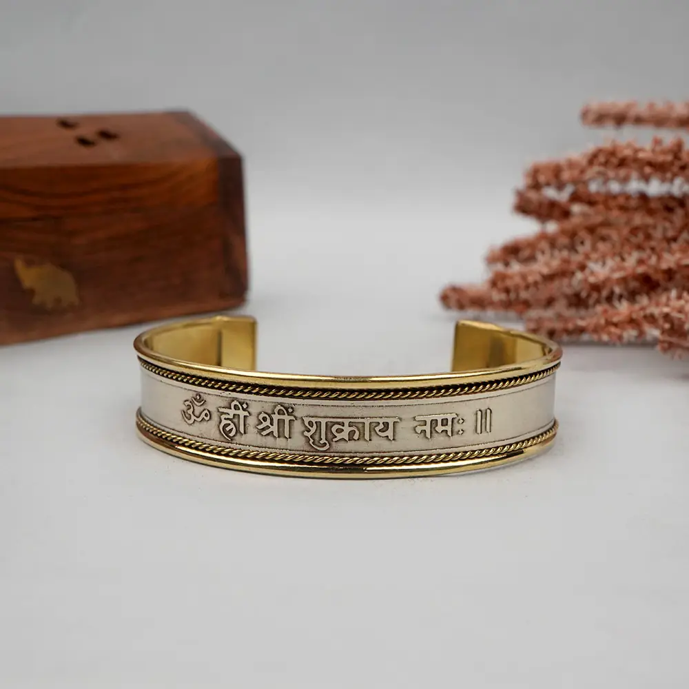 Front of the kada showing the raised Shukra mantra