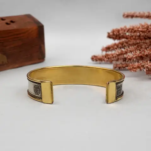 Inside of the cuff with the open ends