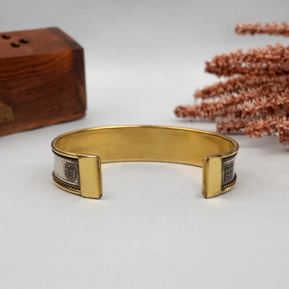 Inside of the cuff with the open ends