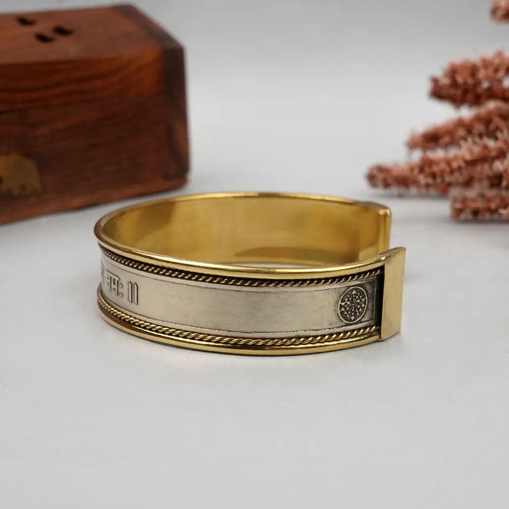 Side of the kada showing the rope-like border