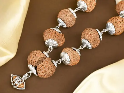 Another close view of the silver caps and the silver set bead