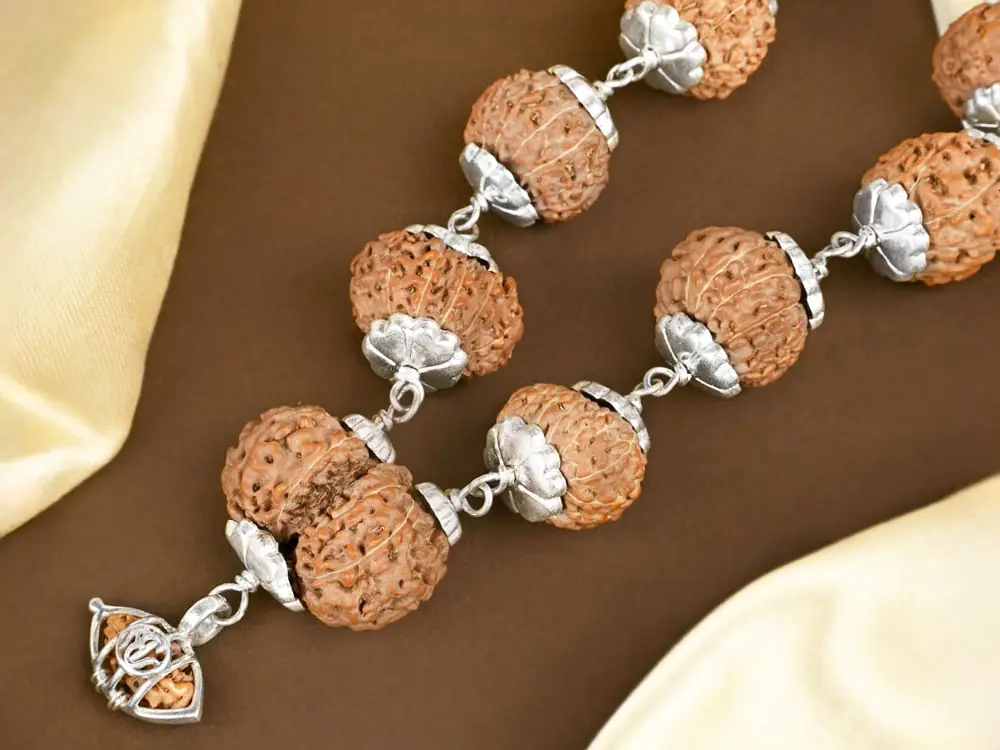 Another close view of the silver caps and the silver set bead