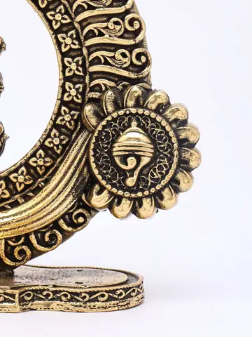 Close view of the conch carving on the frame