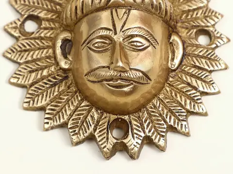 Close view of the golden face and rays