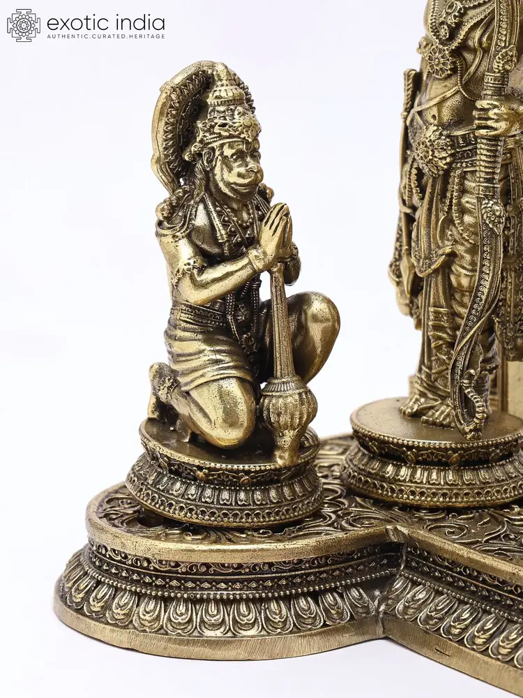 Close view of the figures and arch detail