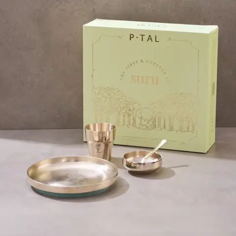 The green SURU gift box with the set in front
