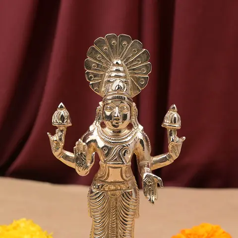 Close view of the face, crown and halo