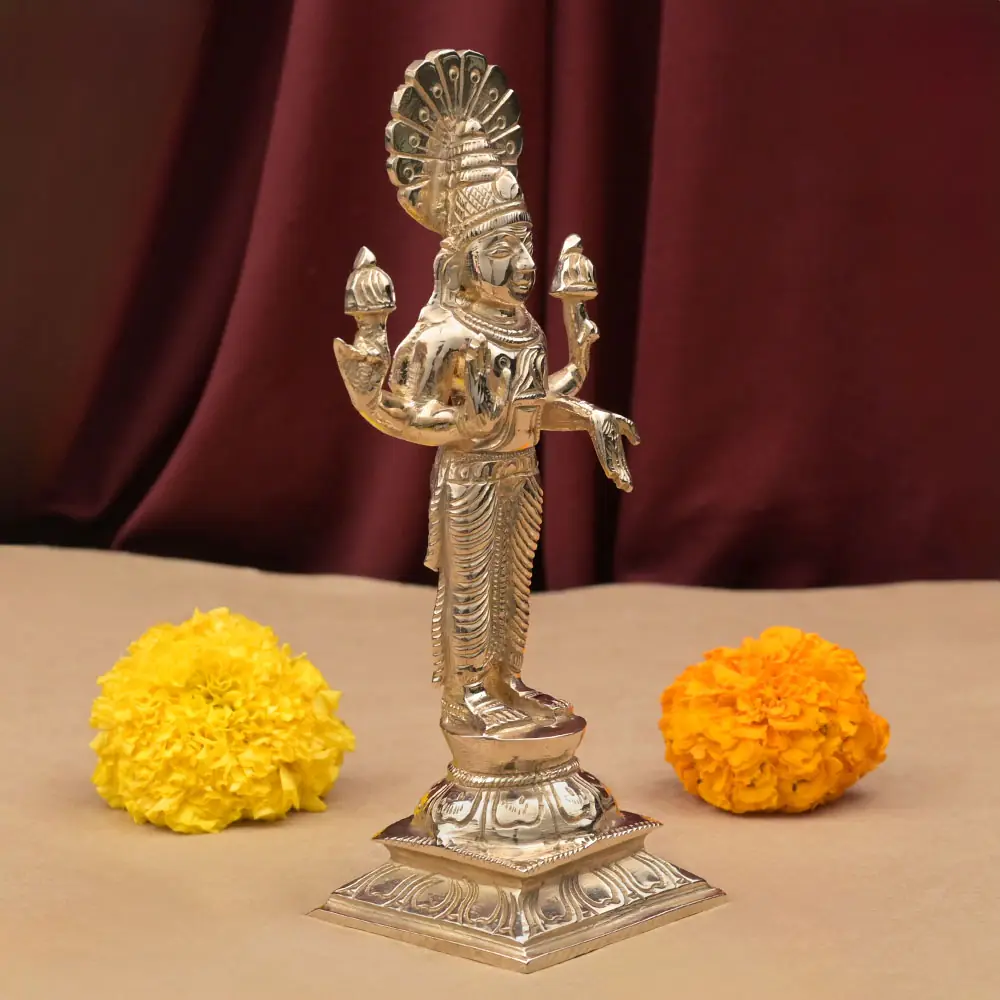 Idol seen from a three-quarter angle