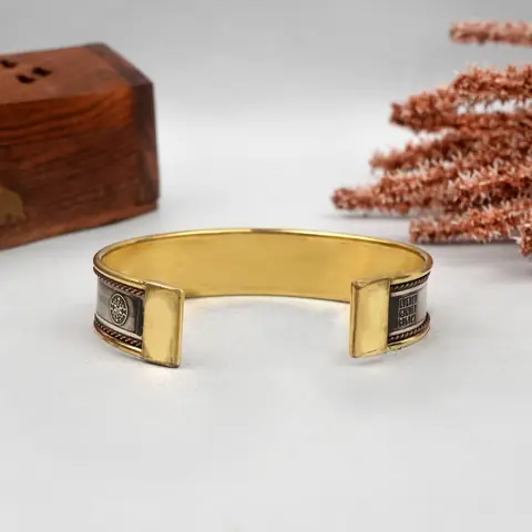 Inside of the cuff with the open ends
