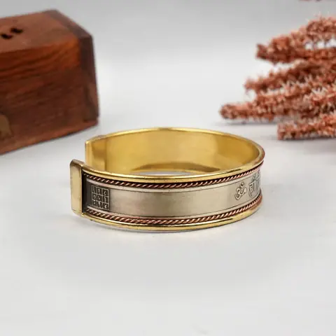 Side of the kada showing the twisted border