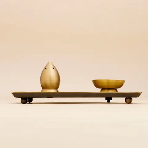 Side view of the tray with its feet