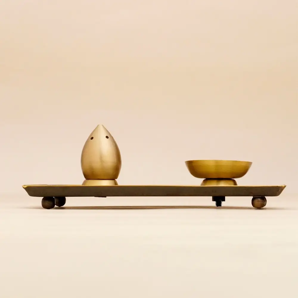 Side view of the tray with its feet