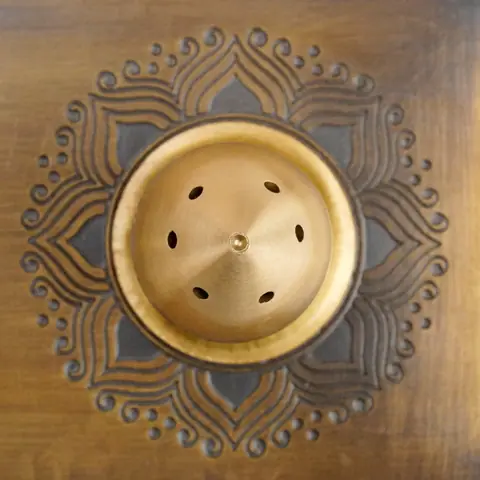 Close view of the bowl on the tray