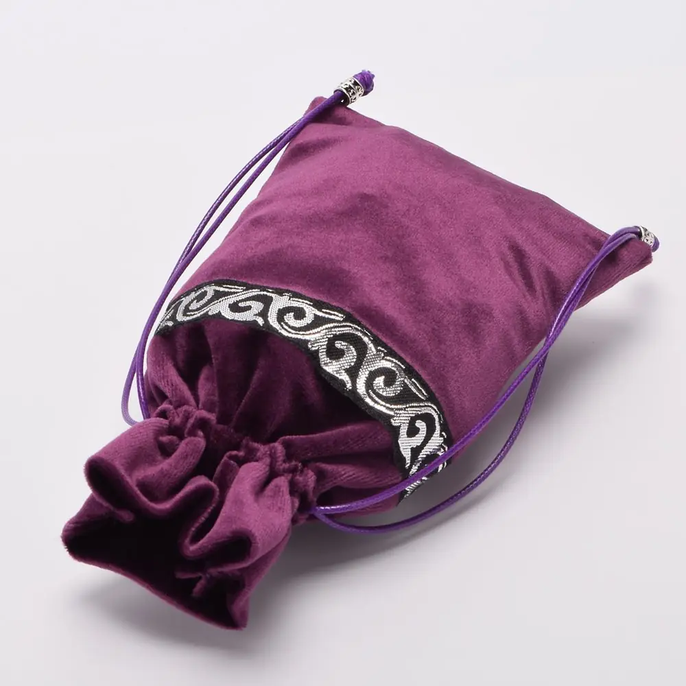 Close view of the pouch with its silver border