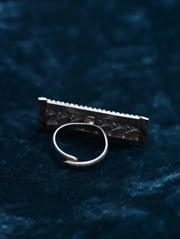 Open band and ring top seen from the side