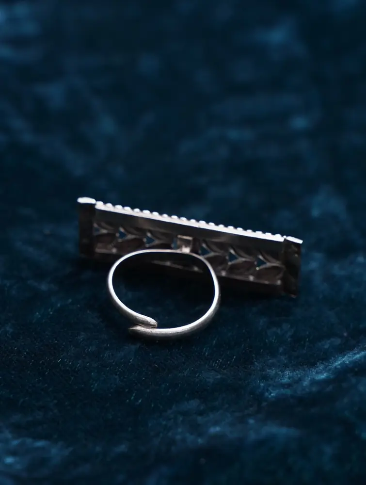 Open band and ring top seen from the side
