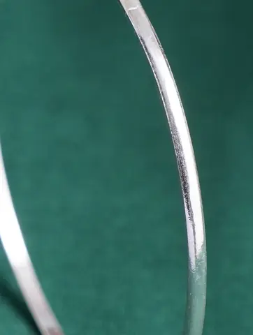 Close view of the smooth silver band