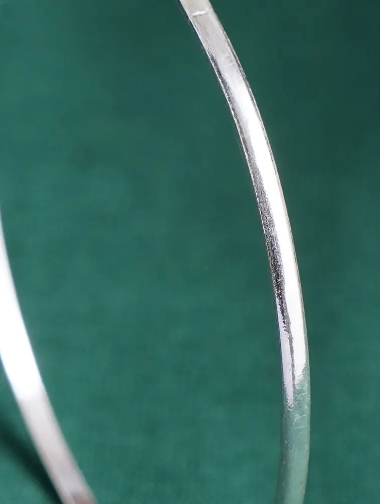 Close view of the smooth silver band