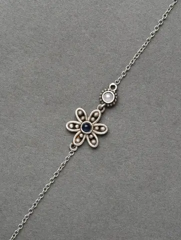 Close view of the flower motif on the chain