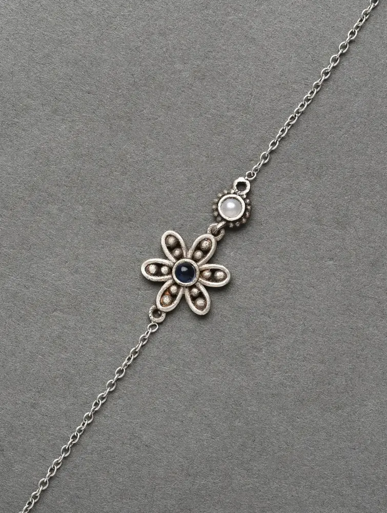 Close view of the flower motif on the chain