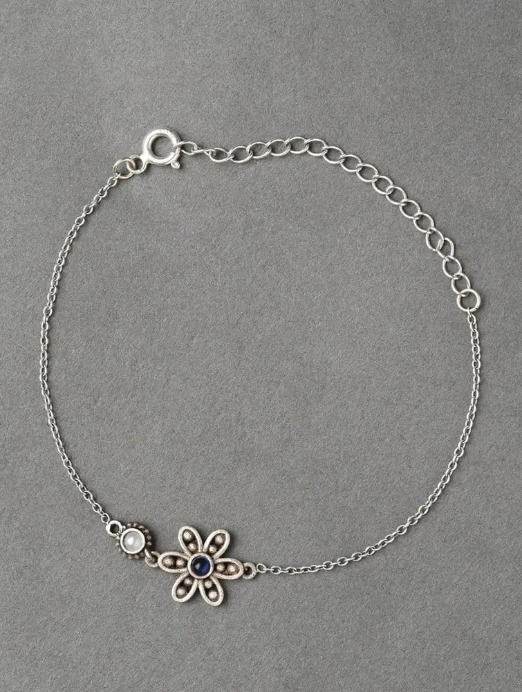 The bracelet laid in a loop showing both ends